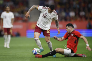 Pedro Porro (i) controla el balón ante el centrocampista de Egipto Emam Ashour durante el último amistoso disputado el 31 de marzo en el RCDE Stadium de Cornellá-El Prat, en Barcelona. EFE/Alberto Estévez