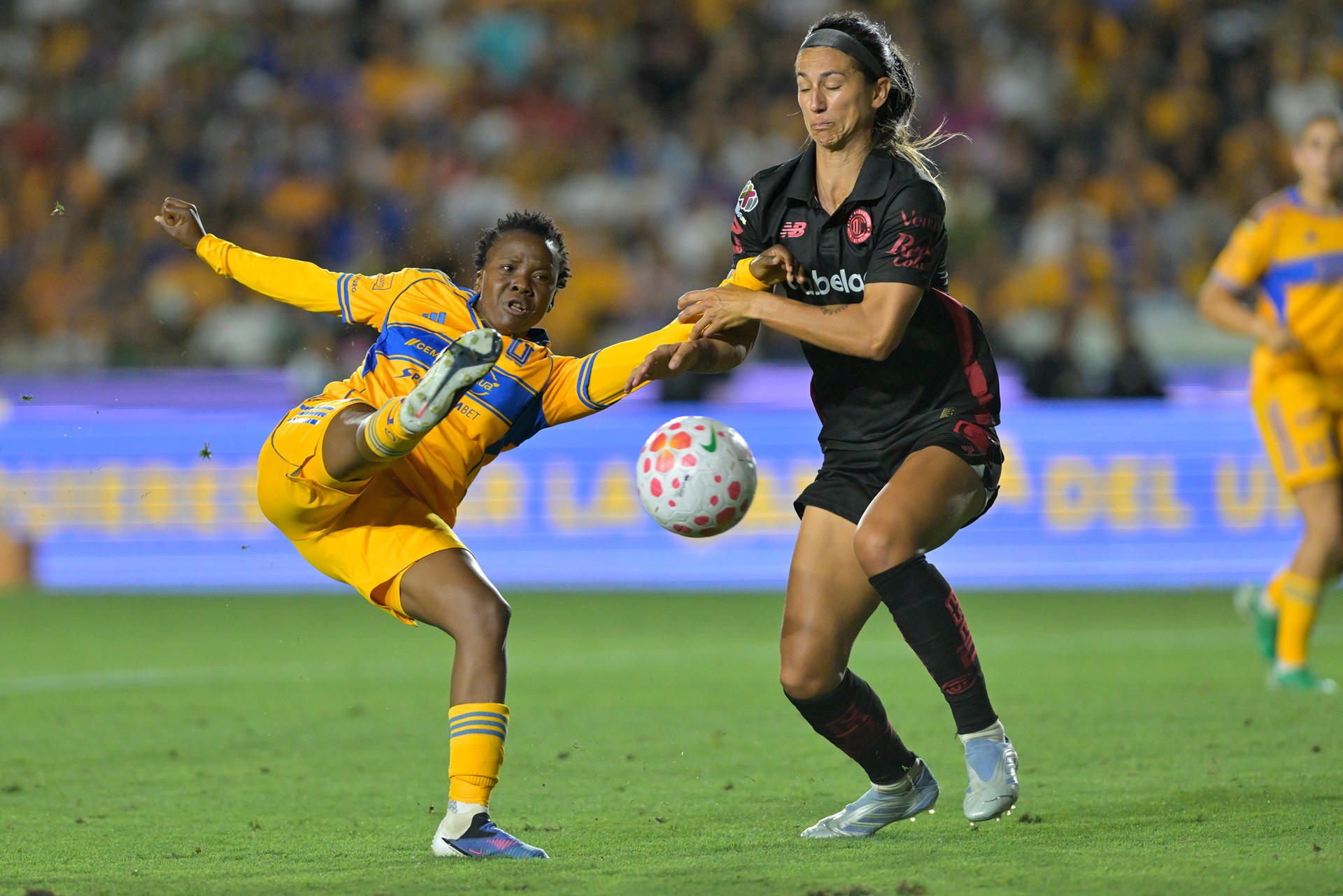 Thembi Kgatlana (i), de Tigres, disputa el balón con Abby Erceg, de Toluca, en el partido de vuelta de cuartos de final de la Liga Femenina MX entre Tigres y Toluca en el estadio Universitario en San Nicolás de Los Garza (México). EFE/Miguel Sierra
