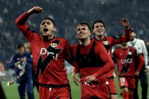 Los jugadores del Rayo Vallecano celebran tras ganar el partido de vuelta de las semifinales de la UEFA Conference League contra el Estrasburgo. EFE/EPA/MONAMMED BADRA