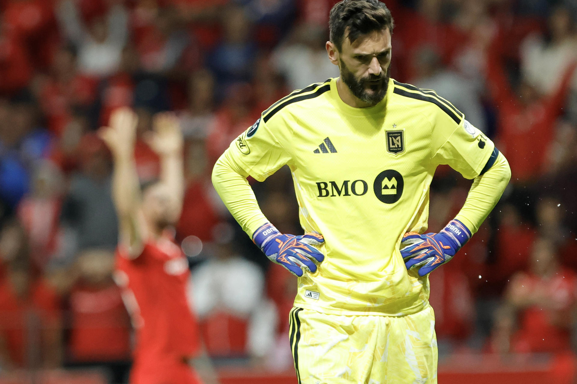 Hugo Lloris de LAFC reacciona este miércoles, durante un partido de la semifinal de la Copa de Campeones Concacaf en el estadio Nemesio Diez en Toluca (México). EFE/Felipe Gutiérrez
