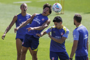 Obed Vargas y Giuliano Simeone, durante el entrenamiento de este sábado. EFE / Rodrigo Jiménez