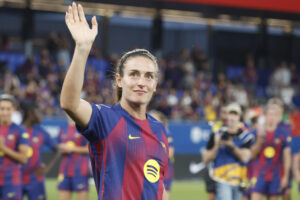La centrocampista y capitana del FC Barcelona Alexia Putellas, que abandona el FC Barcelona, se despide de la afición durante el Barcelona-Real Sociedad del pasado miércoles 27. EFE/ Marta Pérez
