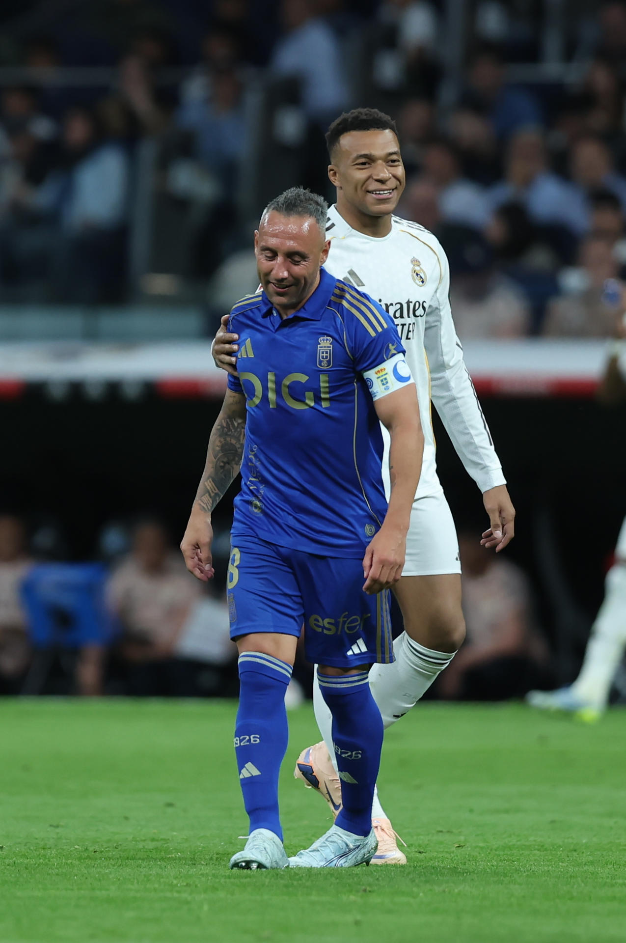 MADRID, 14/05/2026.- El delantero del Real Madrid Kylian Mbappé (d) y Santi Cazorla, del Oviedo, durante el partido de la jornada 36 de LaLiga que Real Madrid y Real Oviedo disputan este jueves en el estadio Santiago Bernabéu. EFE/Kiko Huesca

