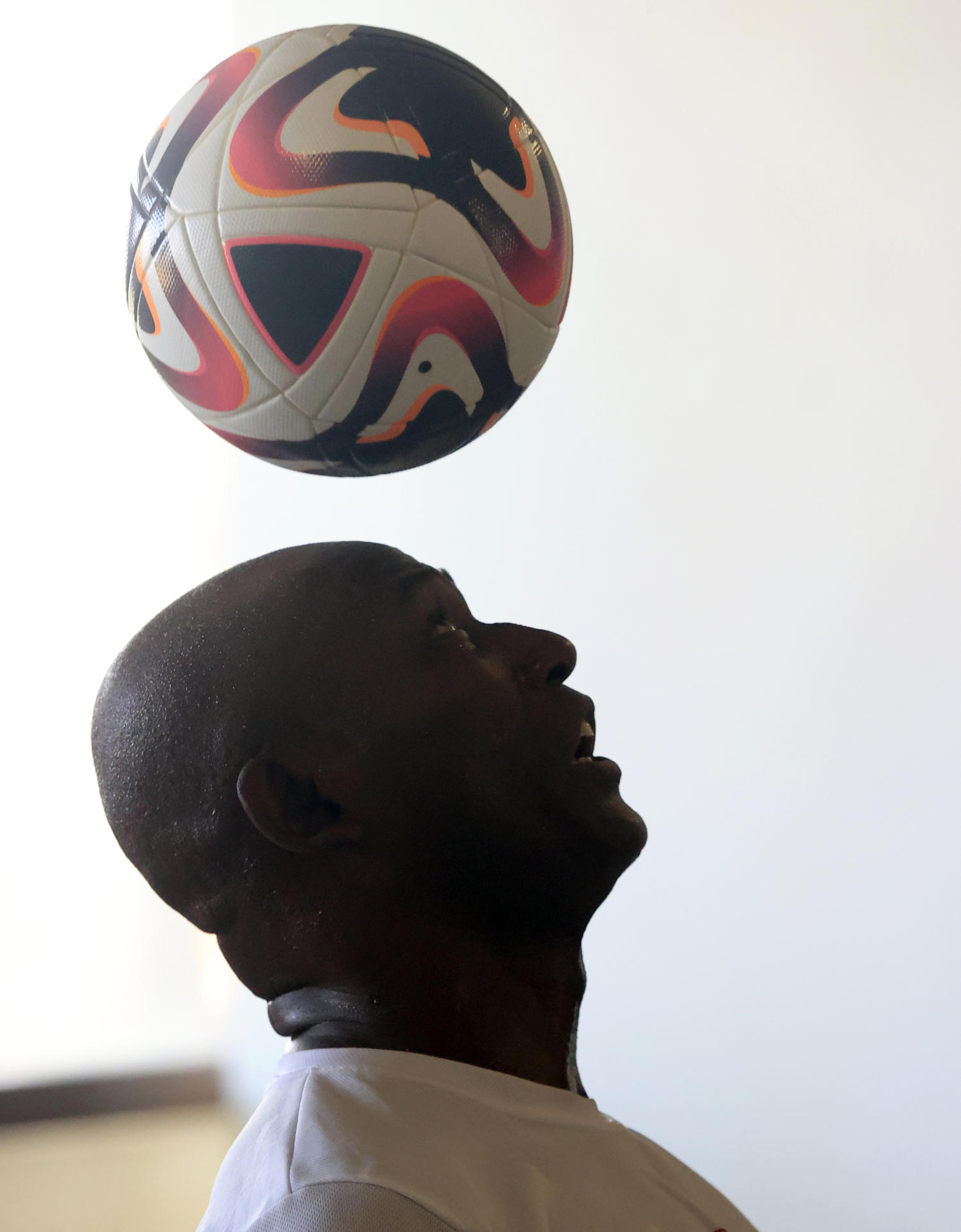 El exfutbolista cubano Erick Hernández controla el balón en La Habana (Cuba). EFE/ Ernesto Mastrascusa 