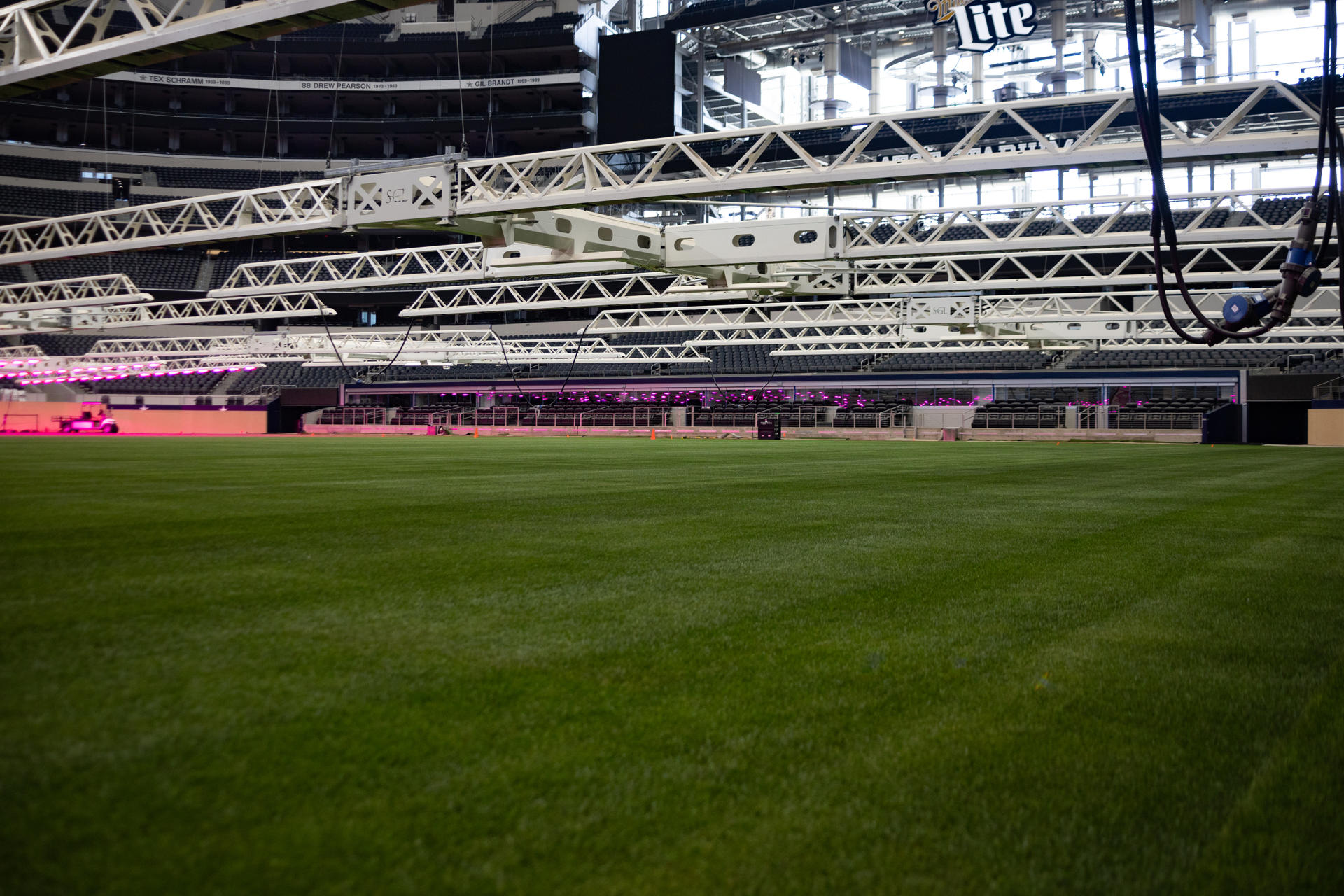 Fotografía que muestra la cancha del estadio AT&T, en Dallas, que recibirá nueve partidos del Mundial FIFA 2026. EFE/Carlos Ramírez
