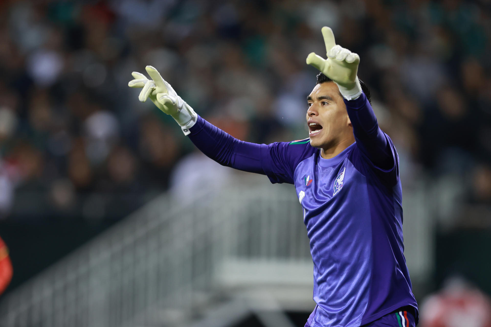 Raúl Rangel gana terreno en México para ser titular en el Mundial ante la mirada de Aguirre