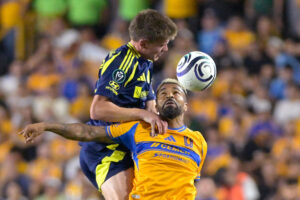 Rodrigo Aguirre (d) de Tigres disputa el balón con Red Baker de Nashville SC. Imagen de archivo. EFE/ Miguel Sierra