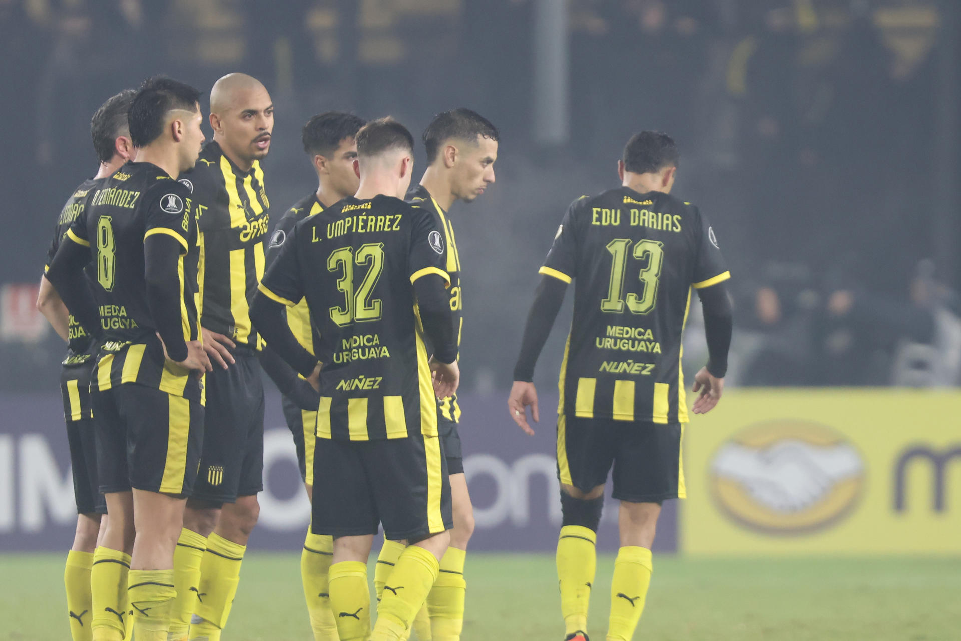Jugadores de Peñarol expresan su decepción con la campaña en la fase de grupos de la Copa Libertadores en la que cerraron con derrota en Montevideo por 0-1 ante Santa Fe y en el último lugar, con 3 puntos de 18 posibles. EFE/ Gastón Britos 