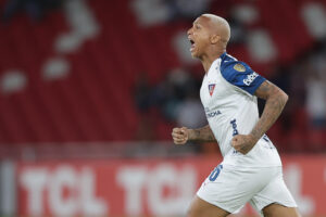 Deyverson, de LDU Quito, celebra un gol durante un partido de la fase de grupos de la Copa Libertadores entre LDU Quito y Always Ready en el estadio Rodrigo Paz Delgado en Quito (Ecuador). EFE/José Jácome