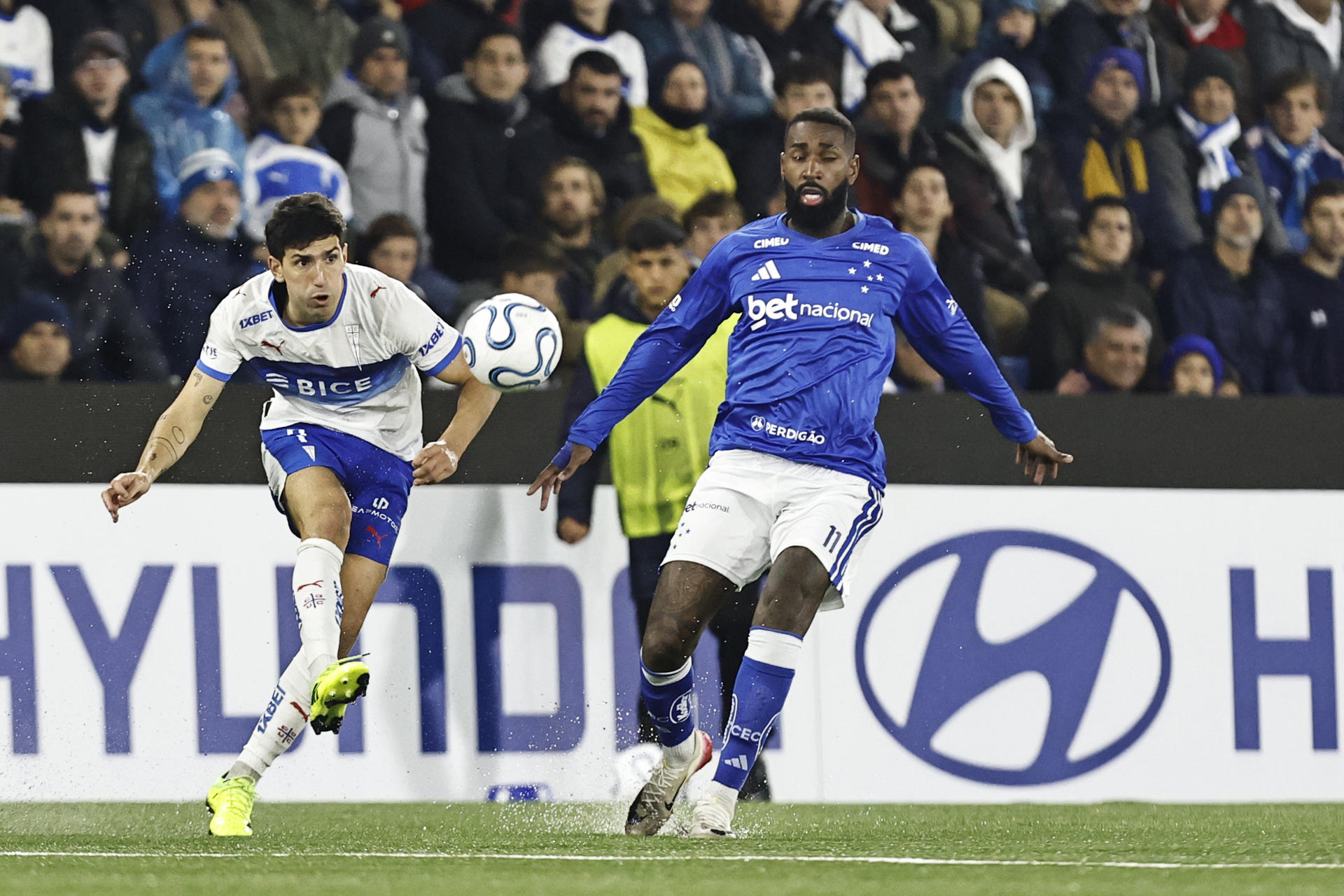 Justo Giani (i), de Universidad Católica, disputa el balón con Gerson, de Cruzeiro, este miércoles en un partido de la Copa Libertadores en el estadio Claro Arena de Santiago (Chile). EFE/ Osvaldo Villarroel
