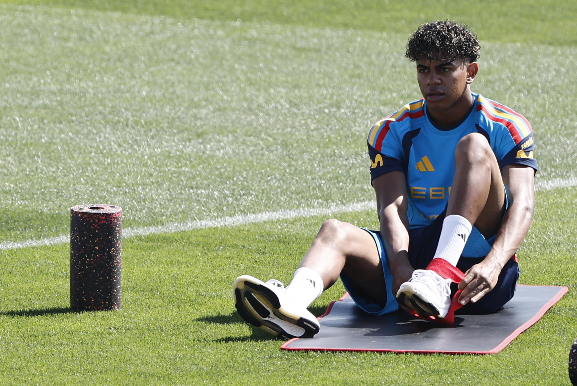 El delantero de la selección española de fútbol Lamine Yamal, durante el entrenamiento en la Ciudad del Fútbol en Las Rozas. EFE/Sergio Pérez