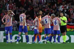 Los jugadores del Atlético protestan el penalti señalado a favor del Arsenal en la ida. EFE/Kiko Huesca