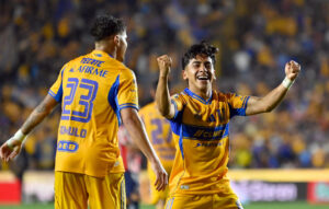 El centrocampista de Tigres Diego Sánchez celebra este sábado la victoria sobre Guadalajara en el estadio Universitario en San Nicolás de Los Garza. EFE/Miguel Sierra