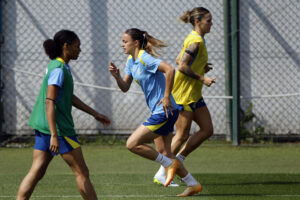 Las jugadoras del FC Barcelona Clara Serrajordi (c), Maria León (d), y Sandra Paralluelo (i), durante el entrenamiento que su equipo ha realizado el pasado 19 de mayo para preparar la final de la Liga de Campeones femenina que el proximo sábado dispurán en Oslo ante el Olympique de Lyon. EFE/Alberto Estevez