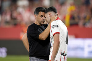 El entrenador del Girona, Michel, consuela a sus jugadores tras el descenso del equipo a Segunda División al término del partido de la jornada 38 de la LaLiga EA Sports entre el Girona Fc y el Elche Fc, este sábado en el estadio municipal de Montilivi.- EFE/ David Borrat
