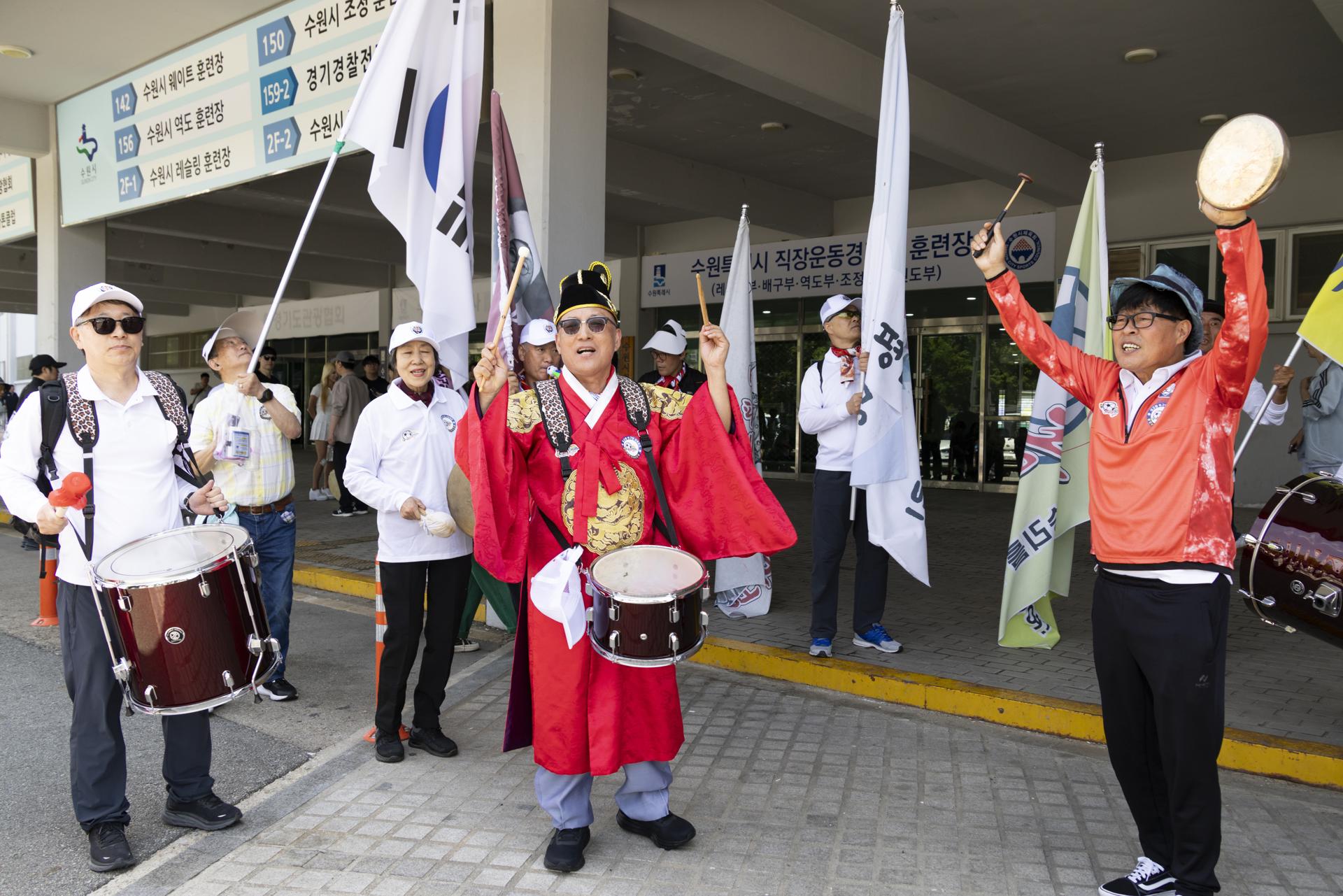 Aficionados surcoreanos animan al Naegohyang Women's antes de la final de la Liga de Campeones femenina de Asia ante el Tokyo Verdy Beleza. EFE/EPA/JEON HEON-KYUN