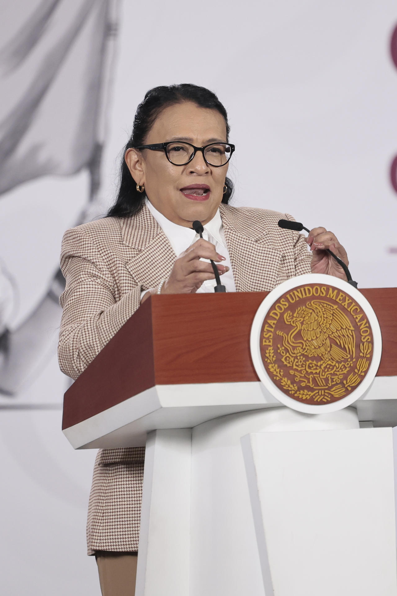 La secretaria de Gobernación (Interior) de México, Rosa Icela Rodríguez, habla durante una rueda de prensa este miércoles en Palacio Nacional de la Ciudad de México (México). EFE/José Méndez