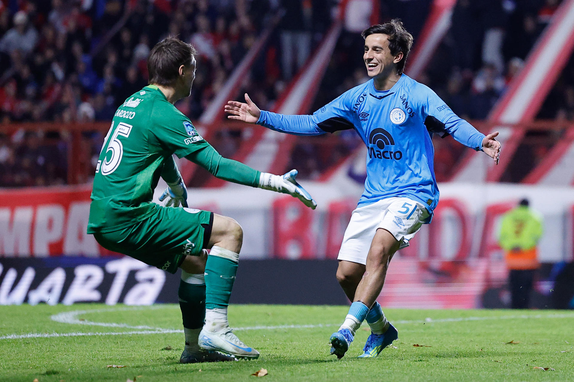 Thiago Cardozo (i) y Ramiro Hernandes, de Belgrano de Córdoba, celebran este domingo al ganar en la semifinal del torneo Apertura ante Argentinos Juniors en el estadio Diego Armando Maradona, en Buenos Aires. EFE/ Juan Ignacio Roncoroni
