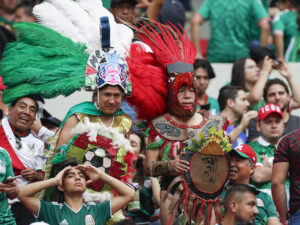 Aficionados de México animan en el partido en el estadio Banorte, en Ciudad de México (México). Imagen de archivo. EFE/ Isaac Esquivel