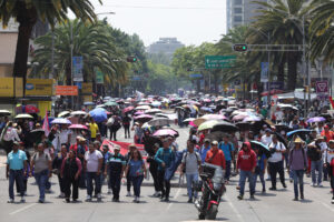 Personas participan en una manifestación de la Coordinadora Nacional de Trabajadores de la Educación (CNTE) este martes, en Ciudad de México (México). EFE/ Madla Hartz