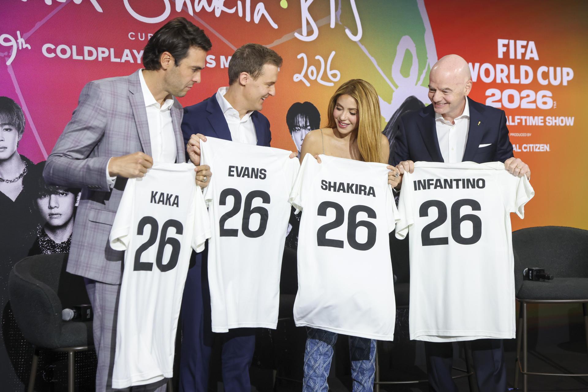 De izquierda a derecha el exfutbolista brasileño Kaká, el cofundador y director ejecutivo de Global Citizen, Hugh Evans, la cantante colombiana Shakira y el presidente de la FIFA, Gianni Infantino. EFE/EPA/SARAH YENESEL
