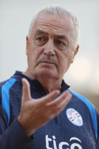 El seleccionador de Paraguay, Gustavo Alfaro, habla con periodistas este martes antes de un entrenamiento del equipo en el Centro de Alto Rendimiento en la localidad de Ypané. EFE/ Juan Pablo Pino