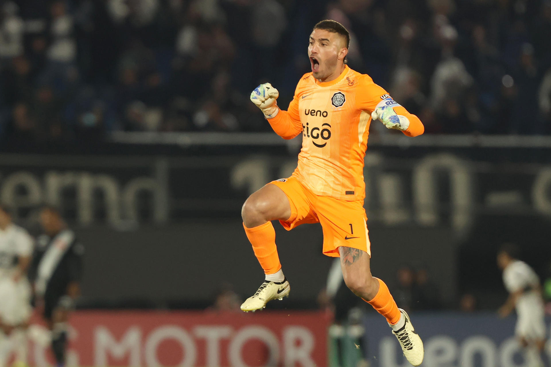 Gastón Olveira, de Olimpia, celebra un gol este miércoles en un partido de la Copa Sudamericana ante Vasco da Gama en el estadio Defensores del Chaco, en Asunción. EFE/ Juan Pablo Pino