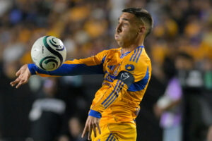 Fernando Gorriaran de Tigres controla el balón durante un partido en el estadio Universitario en San Nicolás de Los Garza (México). Imagen de archivo. EFE/Miguel Sierra