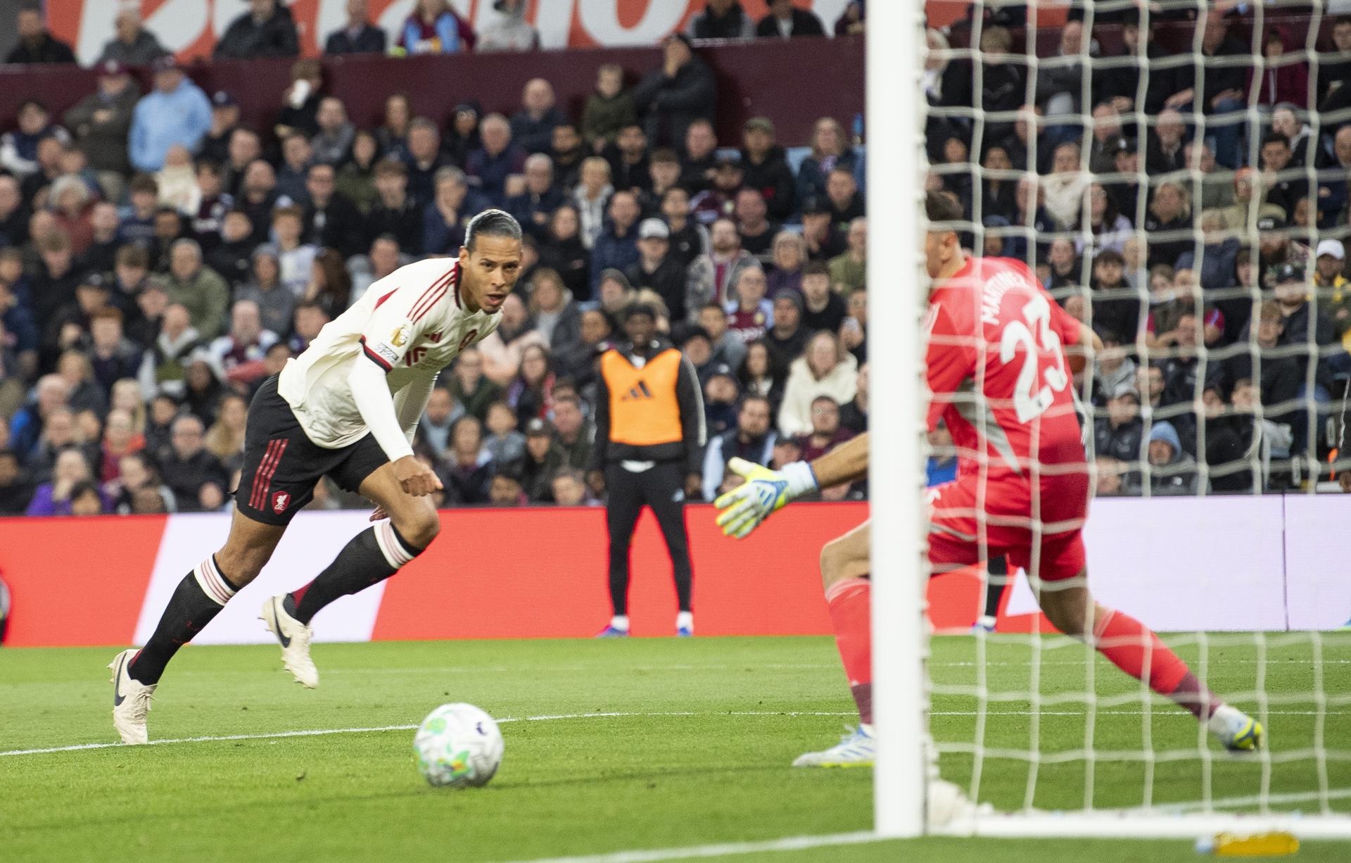 Virgil van Dijk, del Liverpool, marca el gol del empate a 1-1 durante el partido de la Premier League contra el Aston Villa en Birmingham. EFE/EPA/PETER POWELL
