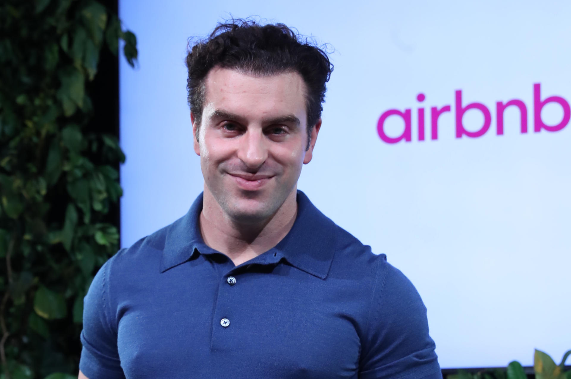 El director ejecutivo y cofundador de Airbnb, Brian Chesky, posa durante una entrevista con EFE este miércoles en Ciudad de México (México). EFE/Mario Guzmán