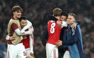 El entrenadror del Arsenal Mikel Arteta celebra con Leandro Trossard (d), Martin Odegaard, Gabriel Martinelli (2I) y Max Dowman (I) tras el partido de la vuelta de semifinales de la UEFA Champions League que han jugado Arsenal FC y Atletico de Madrid, en Londres, Reino Unido. EFE/EPA/NEIL HALL