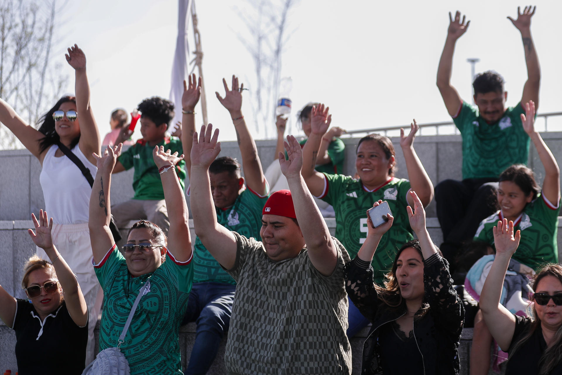 Personas reaccionan este jueves, en un partido del 'Mundial de la Calle' en el Parque Ecológico de Texcoco (México). EFE/ Isaac Esquivel
