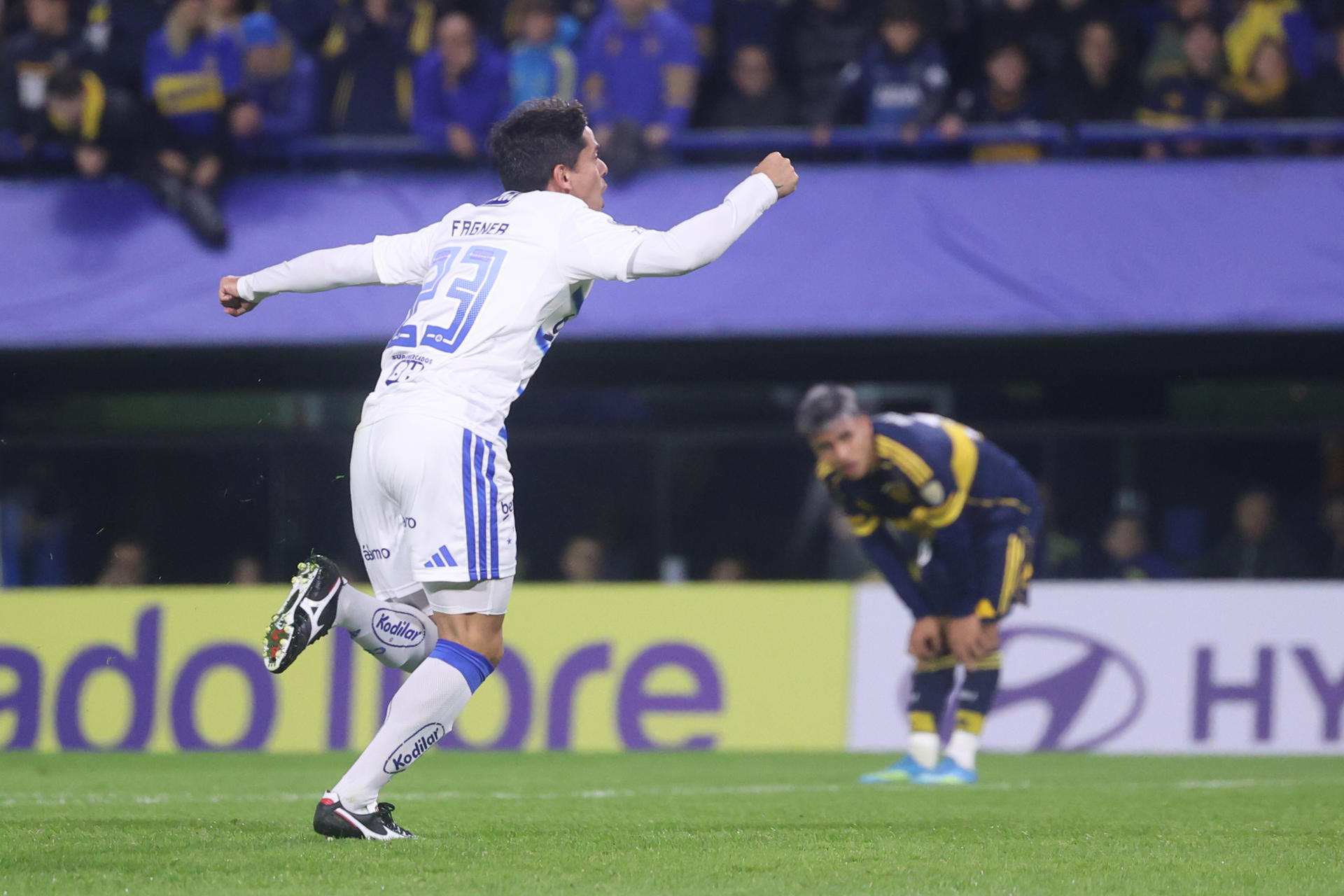 Fagner, de Cruzeiro, anotó el gol que le dio el empate a Cruzeiro ante Boca Juniors en la Copa Libertadores en La Bombonera en Buenos Aires. EFE/Juan Ignacio Roncoroni
