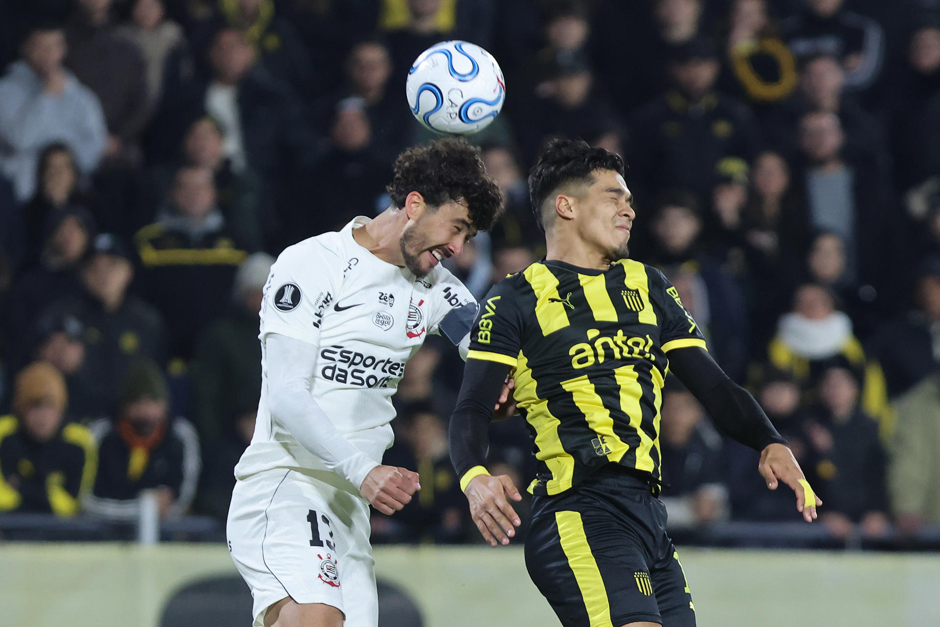 Matías Arezo (d), de Peñarol, disputa un balón con Gustavo Henrique, de Corinthians, este jueves en un partido de la Copa Libertadores en el estadio Campeón del Siglo, en Montevideo. EFE/ Gastón Britos