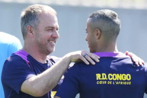 El técnico alemán del FC Barcelona, Hansi Flick (i) saluda a su asistente Thiago Alcantara (d), durante el entrenamiento del primer equipo del FC Barcelona en las instalaciones de la Ciudad Deportiva Joan Gamper. EFE/ Enric Fontcuberta.
