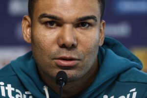 El jugador de la selección de Brasil Casemiro habla en una rueda de prensa este jueves, en el centro de entrenamiento de Granja Comar, en Teresópolis (Brasil). EFE/ Antonio Lacerda