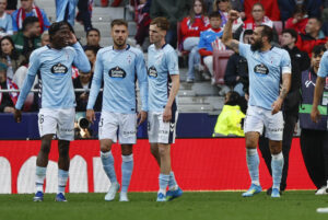El delantero del Celta, Borja Iglesias (d), celebra el primer gol del equipo gallego durante el partido de LaLiga entre el Atlético de Madrid y el Celta, este sábado en el estadio Metropolitano, en Madrid. EFE/ Sergio Pérez