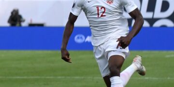 Fotografía de archivo de Alphonso Davies, una de las figuras de la selección de Canadá que, pese estar en proceso de recuperación de una lesión ha sido incluido este viernes en la lista de 26 convocados por el entrenador Jesse Marsch para el Mundial que comenzará el 11 de junio. EFE/ Walter Gómez