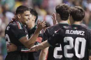 Jugadores de México celebran un gol este viernes durante un partido amistoso ante Ghana en el estadio Cuauhtémoc, en Puebla (México). EFE/ Hilda Ríos