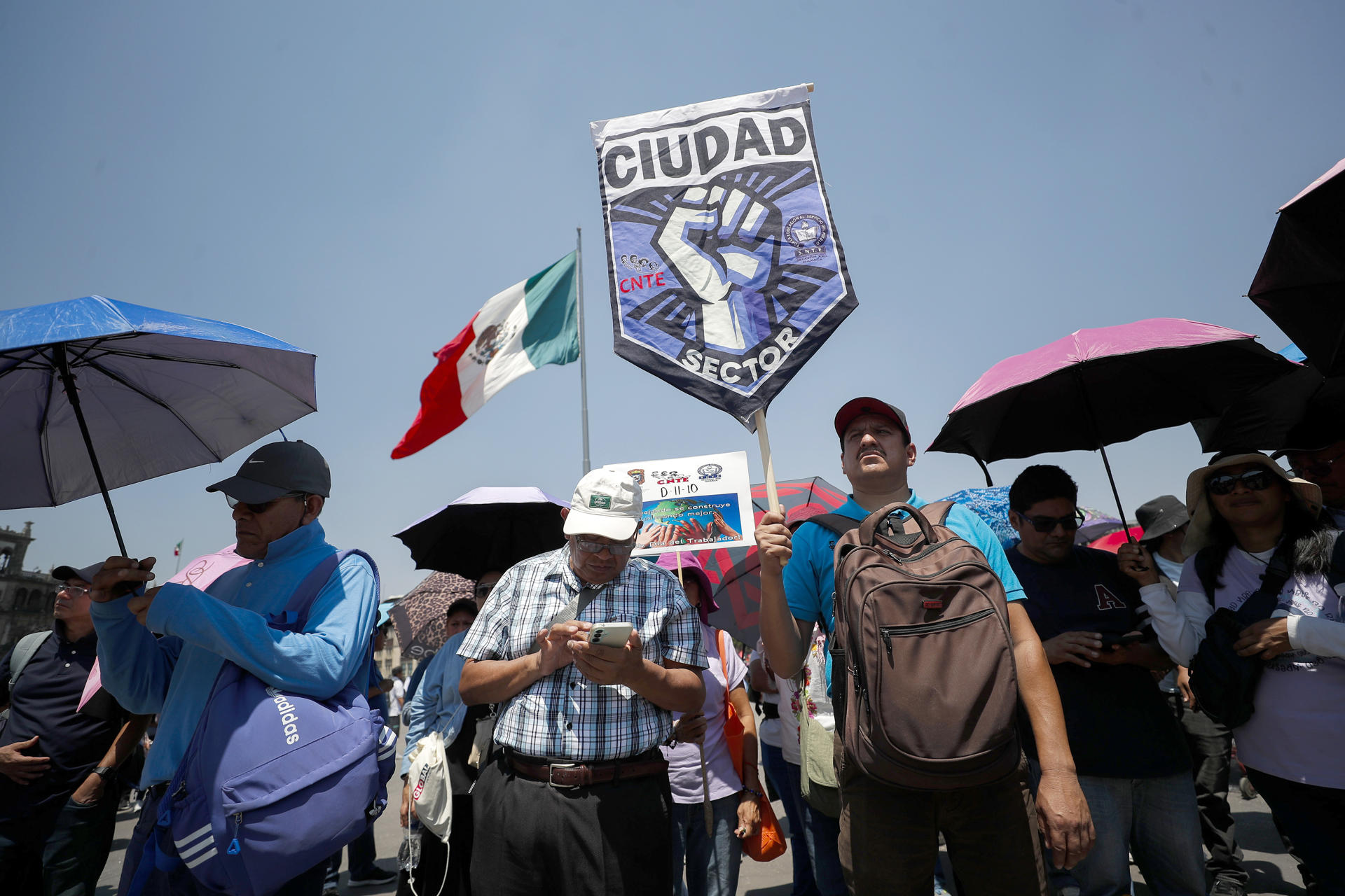 Miles de maestros de la Coordinadora Nacional de Trabajadores de la Educación y otros sindicatos marchan por la principales avenidas en la Ciudad de México (México). EFE/Isaac Esquivel
