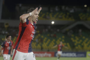 Pablo Vegetti anotó el gol del triunfo de Cerro Porteño ante Junior en el estadio Jaime Morón en Cartagena (Colombia). EFE/Ricardo Maldonado Rozo