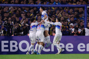 Jugadores de Universidad Católica celebran este jueves el paso a los octavos de final de la Copa Libertadores con un triunfo en la Bombonera por 0-1 sobre Boca Juniros, que quedó eliminado del torneo y ahora pasará a jugar una repesca por un cupo en la Copa Sudamericana. EFE/ Juan Ignacio Roncoroni