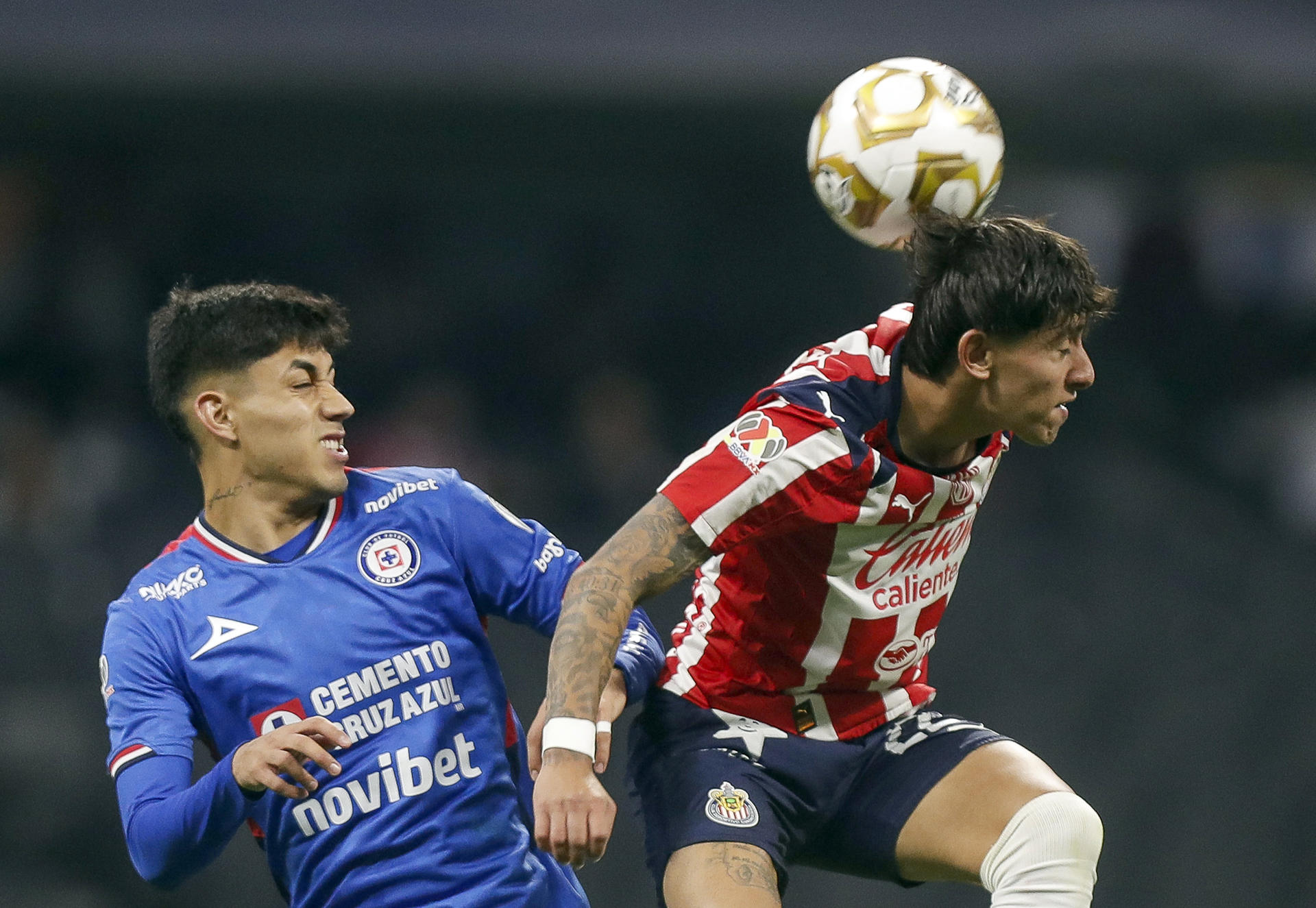 Omar Campos (i) del Cruz Azul disputa un balón con Santiago Sandoval (d) del Guadalajara este miércoles, durante un juego por las semifinales del torneo Clausura 2026 de la Liga MX, celebrado en el estadio Banorte en la Ciudad de México (México). EFE/Isaac Esquivel
