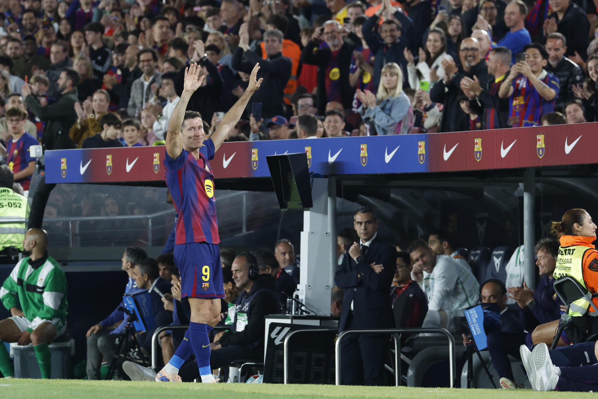 El delantero del Barcelona Robert Lewandowski saluda a los aficionados al ser sustituido, durante el partido de la jornada 37 de LaLiga que FC Barcelona y Real Betis disputan este domingo en el Camp Nou. EFE/Marta Pérez
