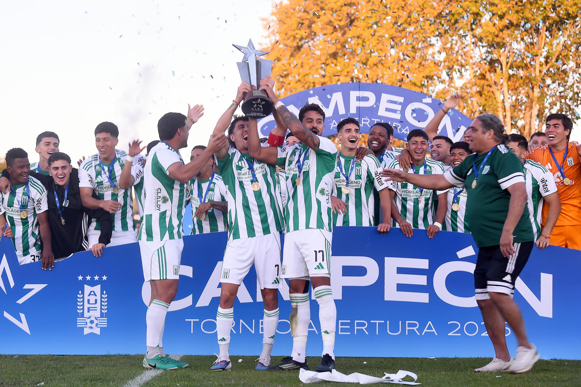 Jugadores de Racing celebraron este domingo ante sus hinchas la conquista anticipada del Torneo de Apertura uruguayo en el estadio Parque Osvaldo Roberto de Montevideo. EFE/ STR
