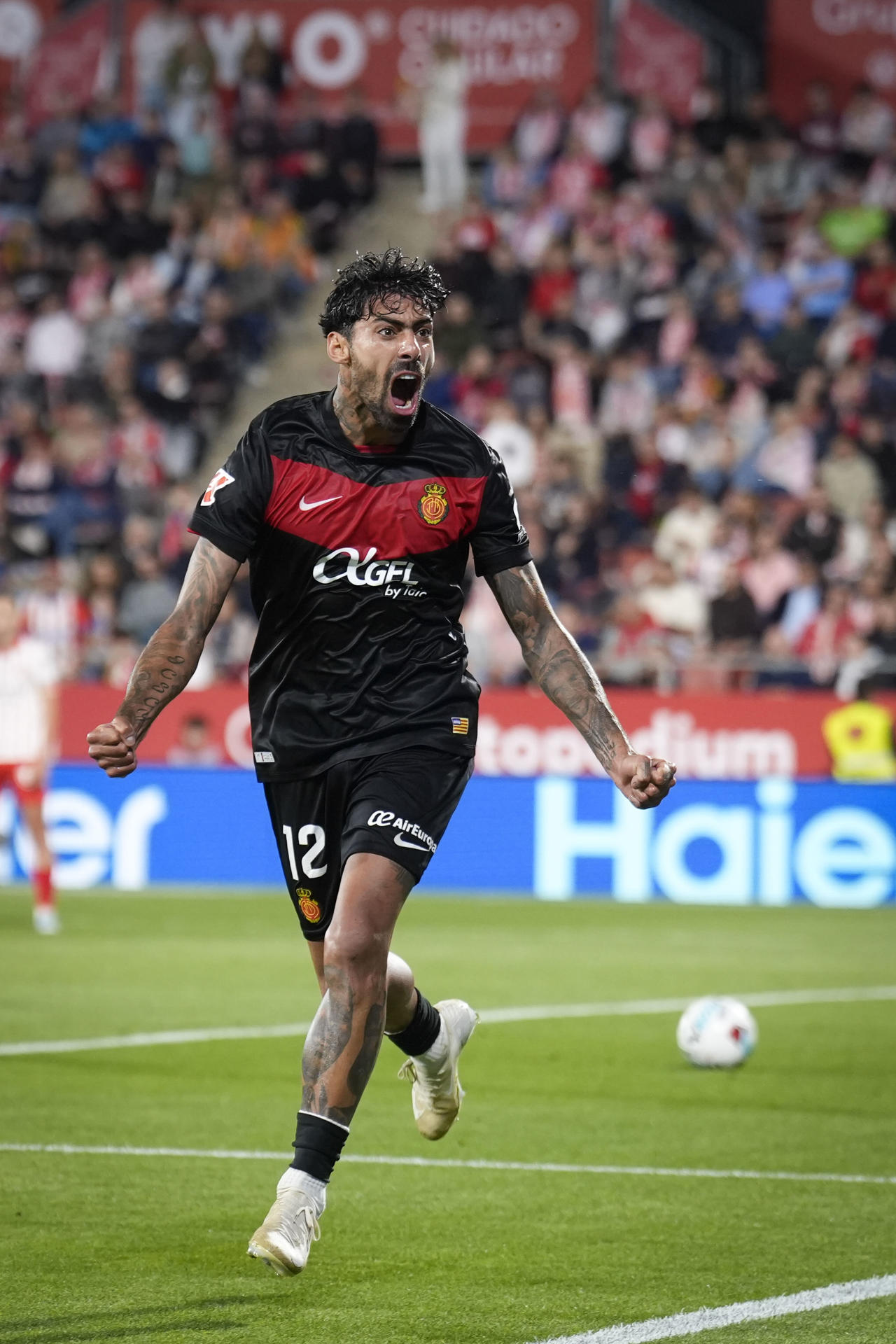 El centrocampista portugués del Mallorca Samu Costa celebra el primer gol de su equipo durante el partido de La Liga de fútbol entre el Girona FC y RCD Mallorca, este viernes en el estadio municipal de Montilivi. EFE/David Borrat.
