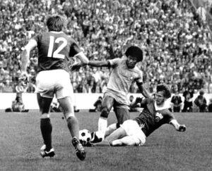 En la foto, el brasileño Jairzinho regatea al alemán Bransch en presencia de Watzlich (12). EFE/rba