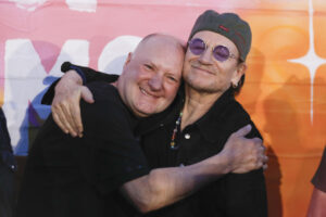 El fundador y jefe de Street Child United, John Wroe (i), abraza al vocalista de la banda de rock irlandesa U2 Bono este jueves, en un partido del 'Mundial de la Calle' en el Parque Ecológico de Texcoco (México). EFE/ Isaac Esquivel