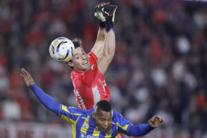 El guardameta de River Plate Santiago Beltrán (arriba) pierde el control del balón durante un duelo con el delantero colombiano de Rosario Central, Jáminton Campaz, este sábado durante el partido de semifinales del Torneo Apertura argentino jugado en el estadio Monumental de Buenos Aires. EFE/ Juan Ignacio Roncoroni