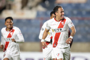 Dieguito Rodríguez, de Always Ready, celebra un gol en un partido de la fase de grupos de la Copa Libertadores ante Lanús en el estadio Municipal de El Alto en El Alto (Bolivia). EFE/Luis Gandarillas